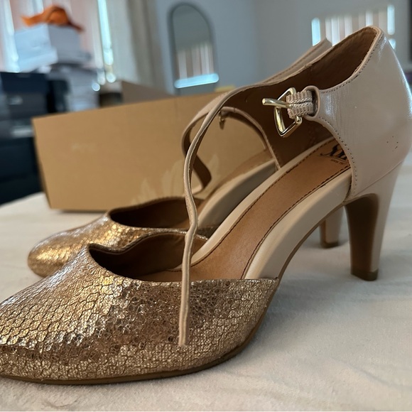 Sofft Metallic Gold Heels - Picture 3 of 5